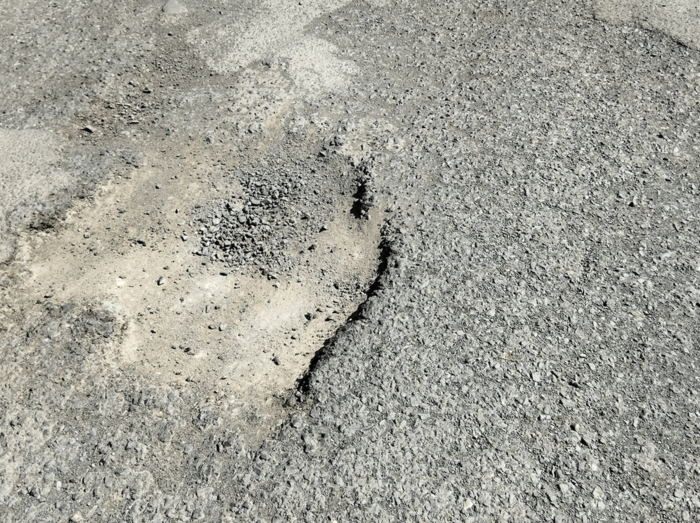 Imagen de uno de los baches presente en la carretera / TA